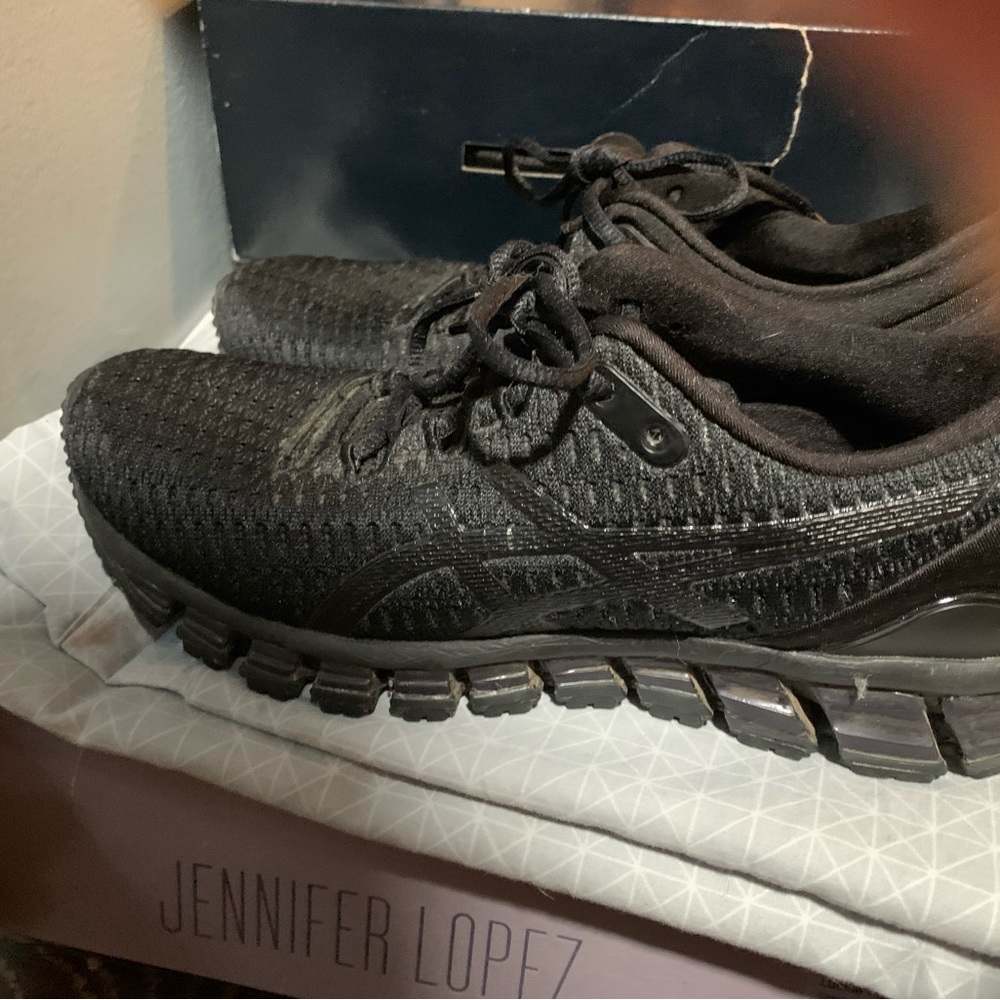 ASICS All Black Size 81/2 like new only worn a handful of times
